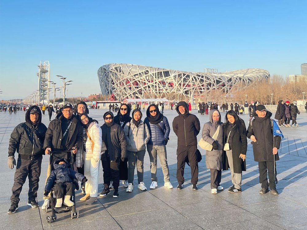 Grup wisata Devacation Tours berfoto bersama
