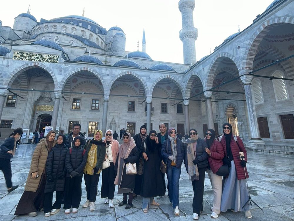 Peserta perjalanan Devacation Tours menjelajahi tempat wisata