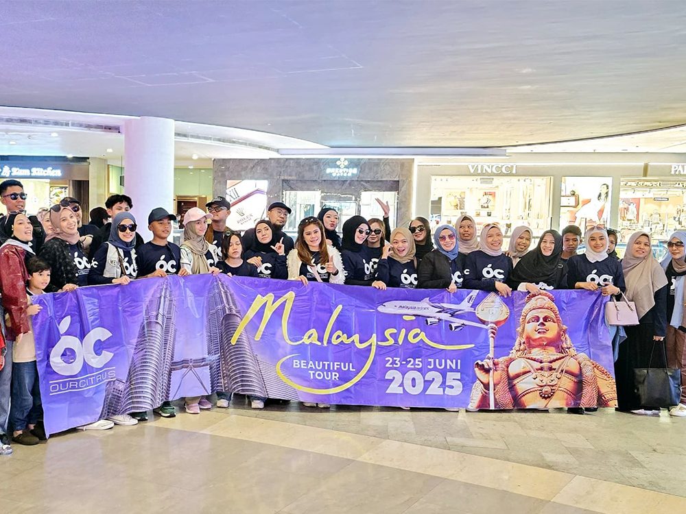 Peserta Devacation Tours menjelajahi kawasan wisata modern Asia.