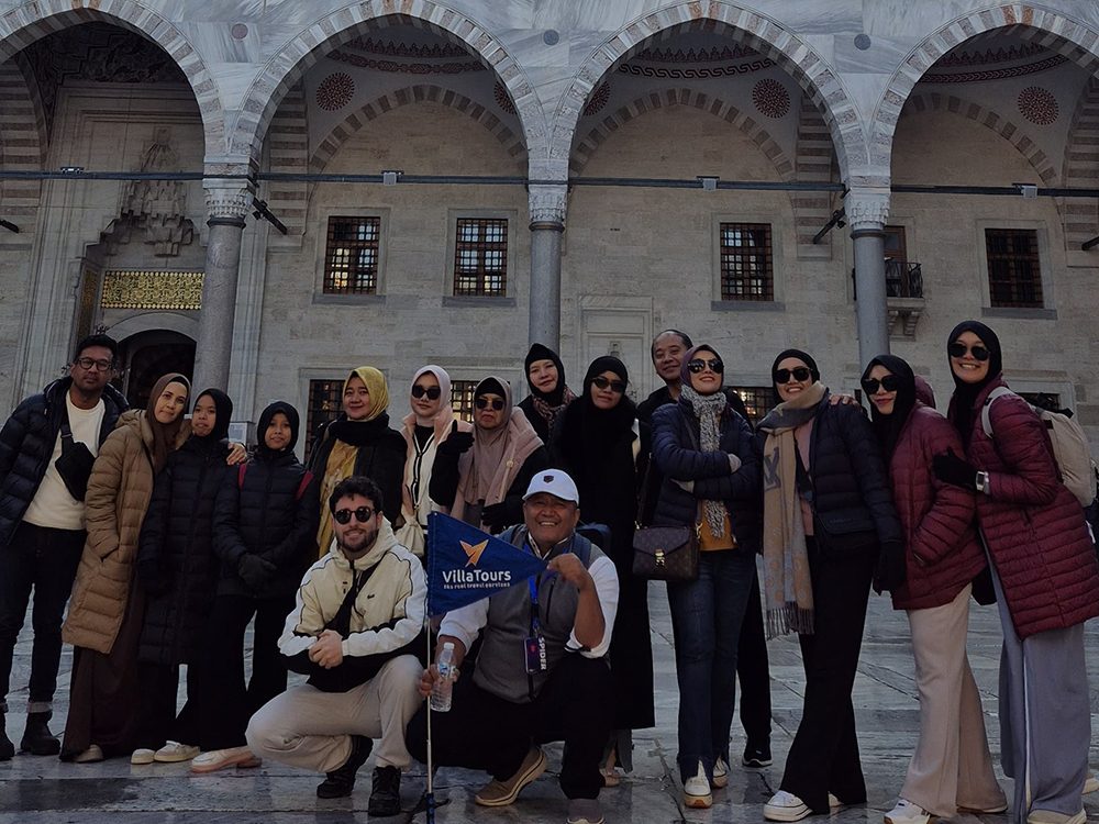 Peserta tour Devacation menikmati liburan